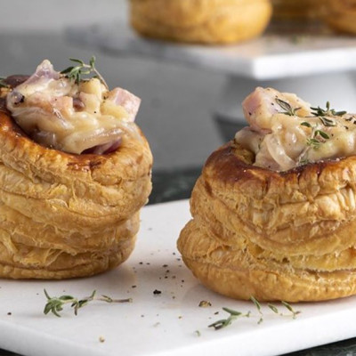 Άκης Πετρετζίκης: Ζαμπονοτυροπιτάκια βολοβάν