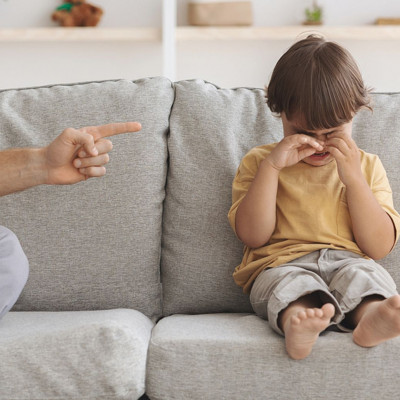Πρέπει να μαλώνουμε ένα ξένο παιδί όταν έχει ξεπεράσει τα όρια ή όχι;