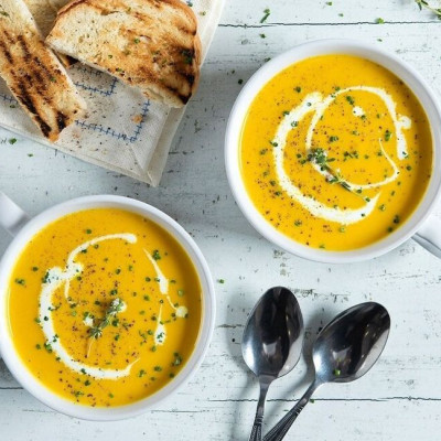 Ακης Πετρετζίκης: Αντιοξειδωτική σούπα με καρότο, κουρκουμά και ρόφημα σόγιας