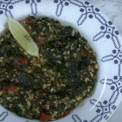 Άκης Πετρετζίκης: Σπανακόρυζο κοκκινιστό