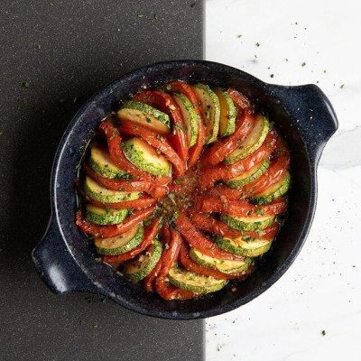 Άκης Πετρετζίκης: Ρατατούι με ντομάτα και κολοκυθάκι