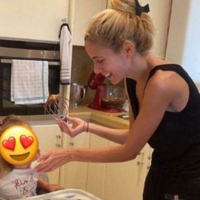 Δούκισσα Νομικού: Έφτιαξε σπιτικό κέικ σοκολάτας με τα παιδιά της - Δείτε φώτο