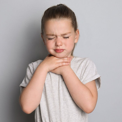 Φυσικές θεραπείες για τον πονόλαιμο για γονείς και παιδιά