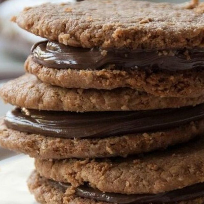 Άκης Πετρετζίκης: Μπισκότα με πραλίνα