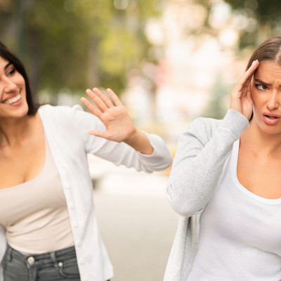 Πώς θα βγάλεις μια τοξική φίλη από τη ζωή σου