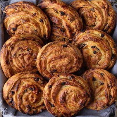 Άκης Πετρετζίκης: Δανέζικα ρολά με κρέμα και σταφίδες