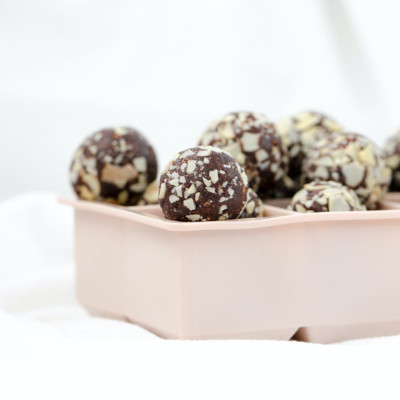 Υγιεινά ενεργειακά τρουφάκια με φρέσκα δαμάσκηνα (vid)