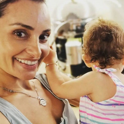 Βασιλική Μιλλούση: Η κόρη της φτιάχνει κέικ με απίθανο στιλ (εικόνες)