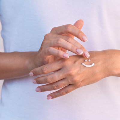 Πώς θα κάνετε τα χέρια σας να φαίνονται 5 χρόνια νεότερα (video)