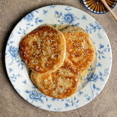 Άκης Πετρετζίκης: Τηγανόψωμο με φέτα