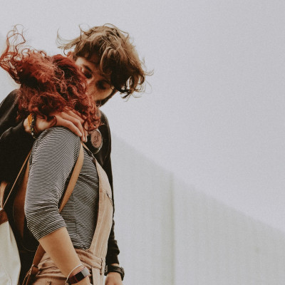 Relationship anxiety: Όταν οι πεταλούδες στο στομάχι γίνονται άγχος και αμφιβολίες για τη σχέση σου