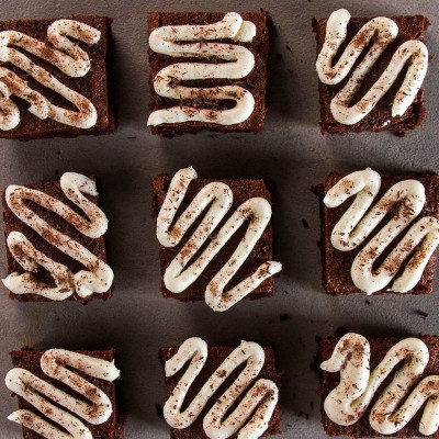 Άκης Πετρετζίκης: Brownies με φουντούκι χωρίς γλουτένη