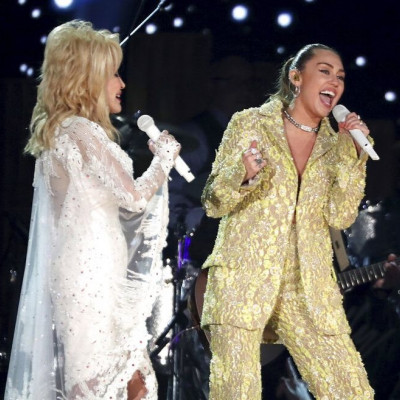 Να την ακούς τη θεία! Τι έμαθε η Miley Cyrus από την Dolly Parton