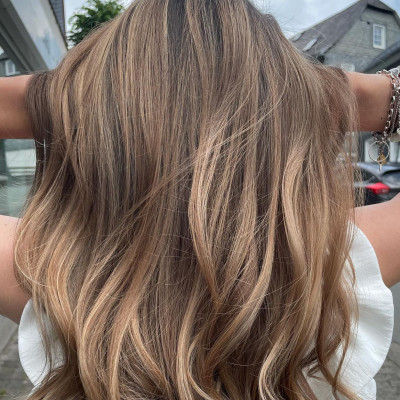 To milk tea hair color trend είναι super hot το 2022 – Έγινε ήδη viral στο Instagram