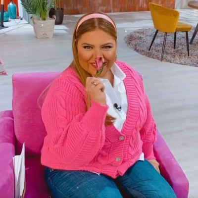 Η Δανάη Μπάρκα με neon ροζ ζακέτα- Πώς θα τη φορέσεις κι εσύ (Shopping list)