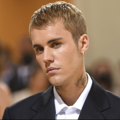 Makeover alert! Ο Justin Bieber ξύρισε το κεφάλι του (photos)