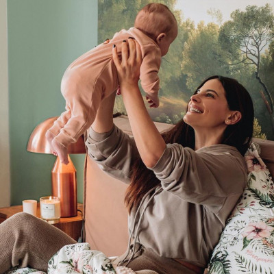 Xριστίνα Μπόμπα: Παιδική χαρά το σαλόνι της – Έγινε αγνώριστο για να παίζουν οι δίδυμες