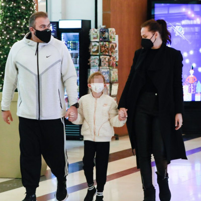 Ρέμος – Μπόσνιακ: Σπάνια εμφάνιση με την κόρη τους – Η βόλτα και οι τσαχπινιές της μικρής Ελένης