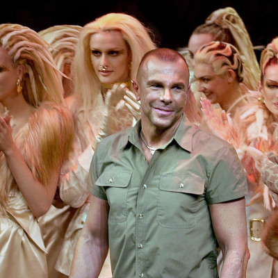 Thierry Mugler: Ο θρύλος της μόδας δεν μένει πια εδώ! Έφυγε από τη ζωή σε ηλικία 73 ετών