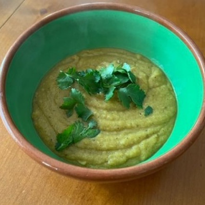 Συνταγή για σούπα με κουνουπίδι πατάτα σκόρδο και κουρκουμά ότι καλύτερο για τον καιρό αυτό