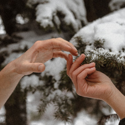 3 tips για να ανακουφίσεις τα σκασμένα από το κρύο χέρια σου