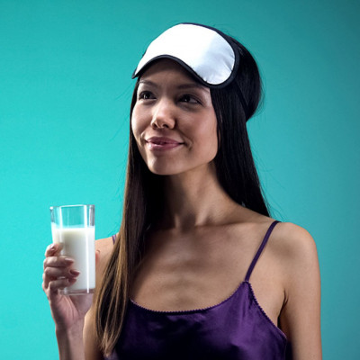 Γιατί πρέπει να πίνετε ένα ποτήρι γάλα πριν τον ύπνο (video)