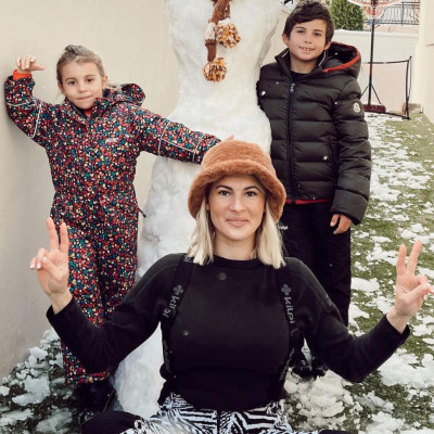 Χανταμπάκης- Πηλιάκη: Έφτιαξαν με τα παιδιά τους τον πιο ψηλό χιονάνθρωπο