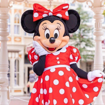 Ξέχνα το πουά φόρεμα! H Minnie Mouse έχει νέο κοστούμι με υπογραφή... διάσημου Οίκου Μόδας