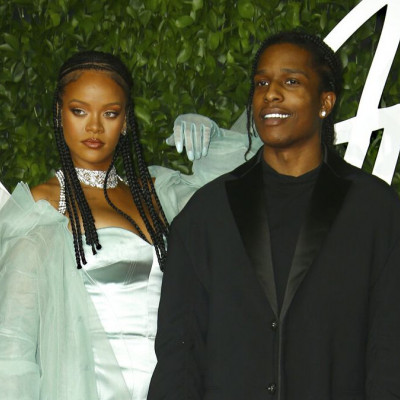 Η Rihanna είναι έγκυος και ποζάρει όλο γλύκα στα ροζ στην αγκαλιά του αγαπημένου της