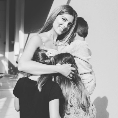 Σταματίνα Τσιμτσιλή: Η αγκαλιά με τα παιδιά της που κρύβει τα χρώματα όλου του κόσμου