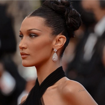 Η Bella Hadid εμπνεύστηκε τη νέα τάση στο μακιγιάζ - Το jawline highlight έγινε viral στο TikTok