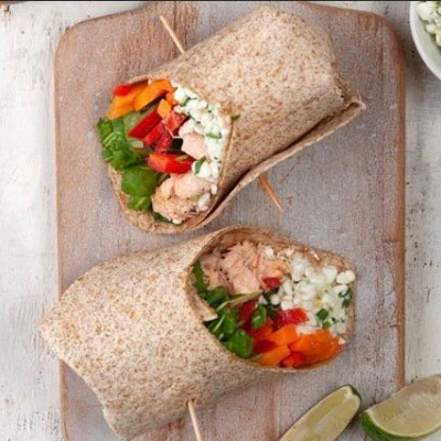 Άκης Πετρετζίκης: Wrap ολικής με σολομό και τυρί cottage