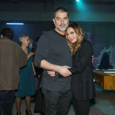 Απενοχοποίηση τώρα! Βανδή και Μπισμπίκης κοιτούν κατάματα τον φακό και αγκαλιάζονται!