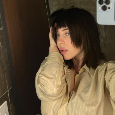 Δεν την προλαβαίνουμε! Η Billie Eilish ξανά με μαύρα μαλλιά - Το νέο look με αφέλειες