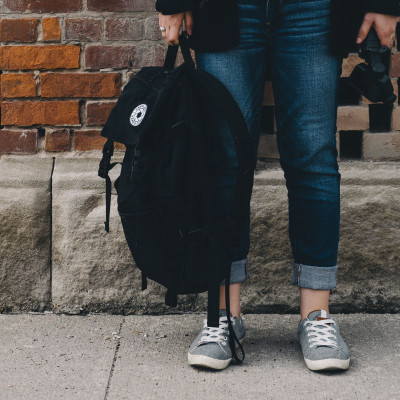 Κανένα πλυντήριο! Πώς θα καθαρίσεις τη σχολική σου τσάντα εύκολα και γρήγορα