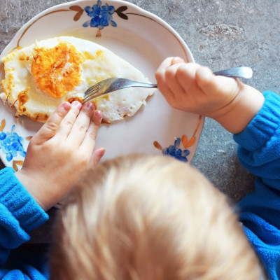 Κάνει τα παιδιά να τρώνε αυγό κάθε μέρα;