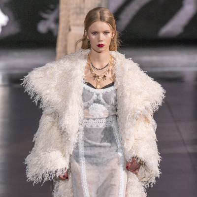 Ο οίκος Dolce & Gabbana σταματά τη χρήση φυσικής γούνας στις collection του