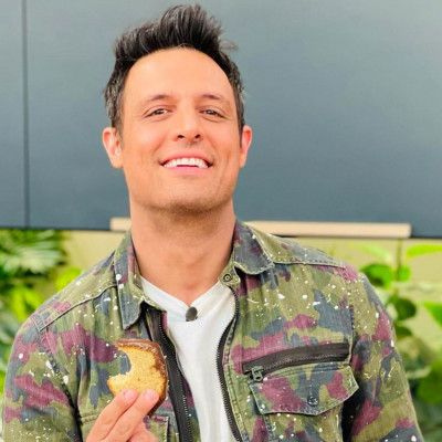 Σάββας Πούμπουρας: Με την κόρη του στην κουζίνα - Έφτιαξαν κέικ τσουρέκι