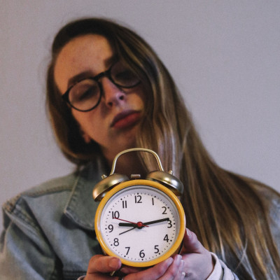 Πατάς συνέχεια αναβολή στο ξυπνητήρι; Καλά θα κάνεις να το σταματήσεις άμεσα