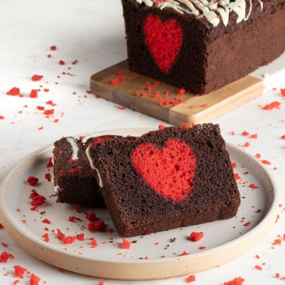 Άκης Πετρετζίκης: Κέικ σοκολάτας με κρυμμένη καρδιά