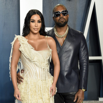 Ο Kanye χώρισε με την Julia Fox και έστειλε ένα φορτηγάκι με τριαντάφυλλα στην Kim