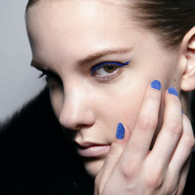 Ξέχνα το μαύρο! 10 μπλε μολύβια ματιών για να κάνεις τα πιο wow μακιγιάζ