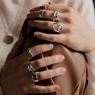 Μην τα πετάξεις! Πώς θα κάνεις τα ασημένια κοσμήματά σου να λάμψουν ξανά