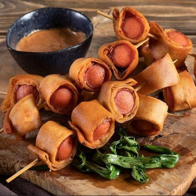 Άκης Πετρετζίκης: Εύκολα τραγανά λουκανικοπιτάκια