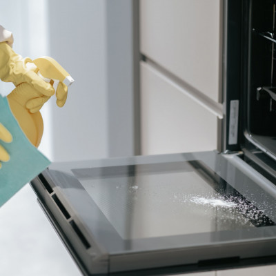 Τέλος η βρωμιά! Το diy καθαριστικό που θα κάνει λαμπίκο τον φούρνο σου