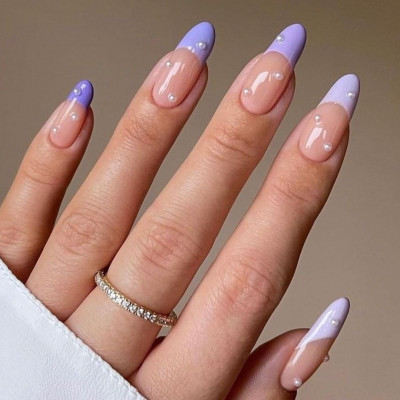 Very Peri! 10 nail art στο χρώμα της χρονιάς για να χαζέψεις πριν αρχίσεις το διάβασμα