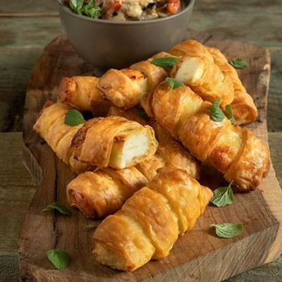 Άκης Πετρετζίκης: Χαλούμι sticks με ζύμη κουρού στον φούρνο