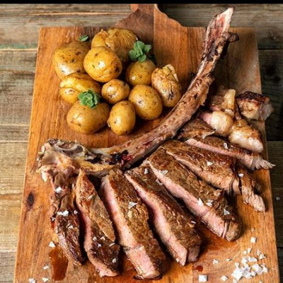 Άκης Πετρετζίκης: Μπριζόλα τόμαχοκ με πατάτες baby