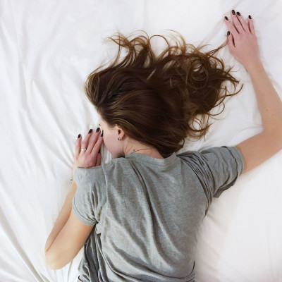 3 σημάδια ότι η πρώτη περίοδός σου πλησιάζει - Chill και προετοιμάσου σωστά!