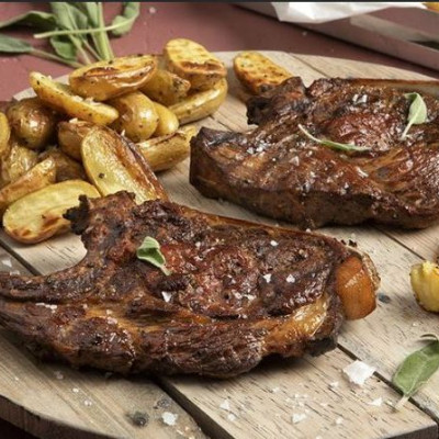 Άκης Πετρετζίκης: Καπνιστές χοιρινές μπριζόλες